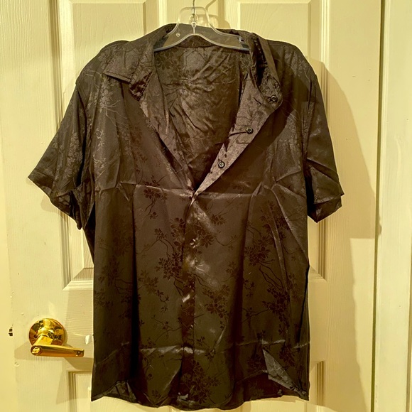 Black floral print satin / silk short sleeve shirt / blouse. Size large - Picture 1 of 1